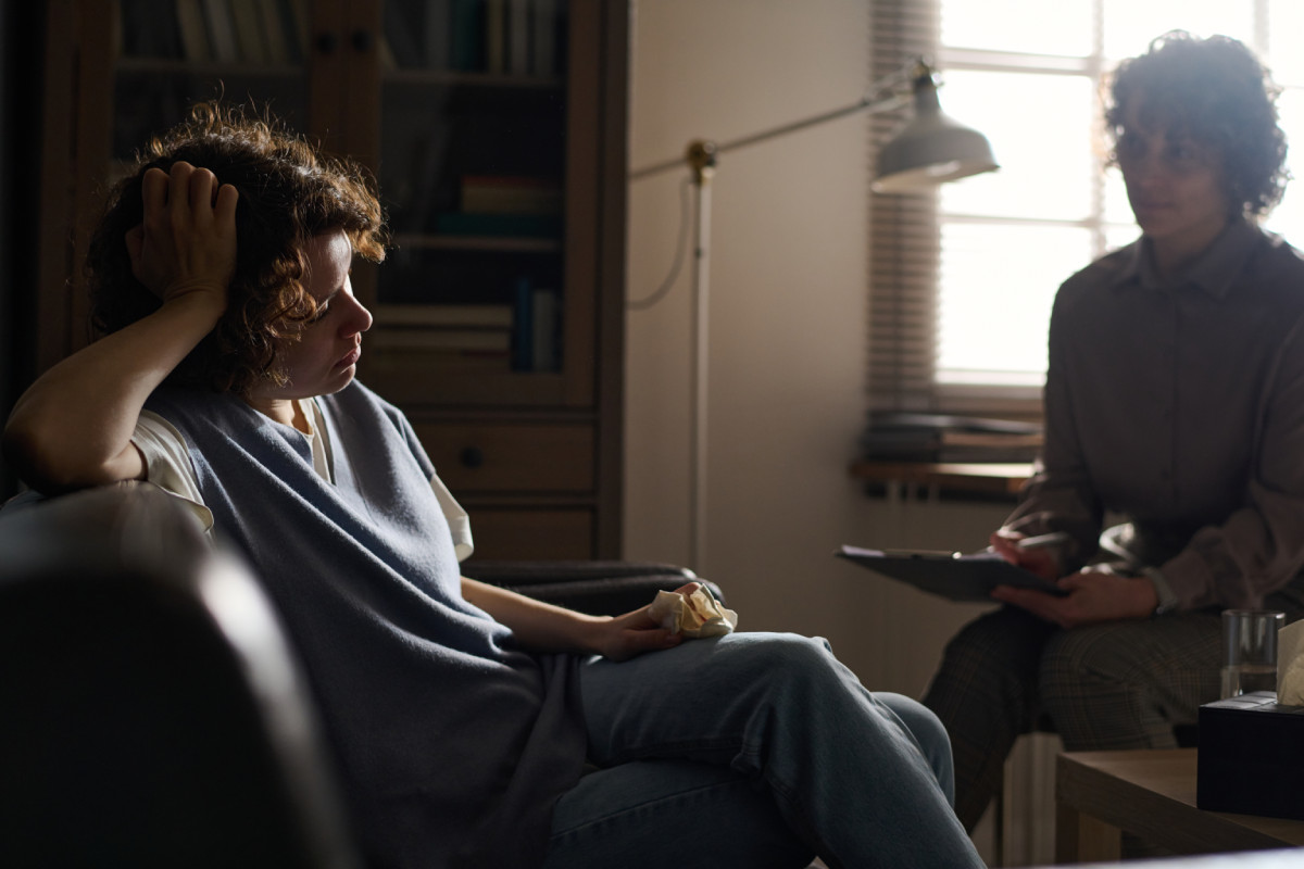 vision Counsellor supporting a woman during a session – highlighting Kaerus Recruitment’s commitment to compassionate therapy placements.